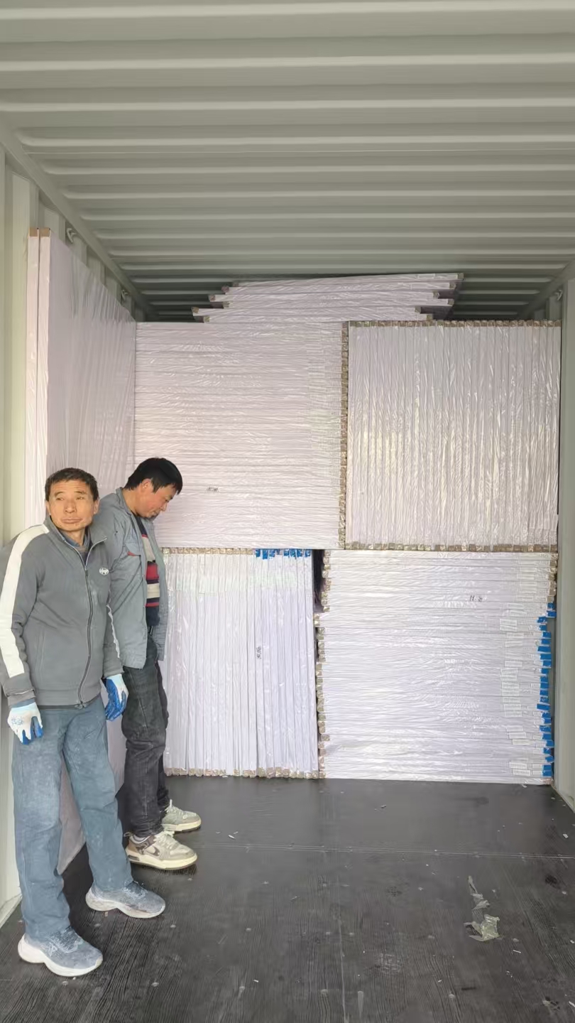 Envío ocupado de tableros de PVC, fuerte demanda del mercado